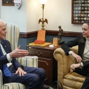 Rick Scott pide elecciones en Venezuela en 2027 y el regreso de María Corina Machado