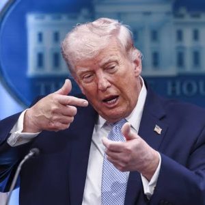 Trump amenaza con bombardear Omán si “se interpone” en un acuerdo sobre Ormuz