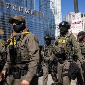 Gobierno de Trump planea dotar al ICE de guantes eléctricos para operaciones migratorias