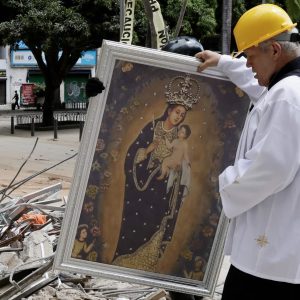 La fe de Colombia frente a la tragedia: Sacerdote recorre las calles de Pereira con un cuadro de la virgen orando por su ciudad