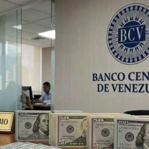 Dólar oficial se cotizará en Bs.772,54 el lunes 17 con un aumento semanal de 1,98%