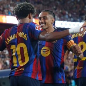 El Barça golea 5-2 al Rayo Vallecano y comparte la cima con el Madrid