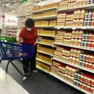 Del carrito lleno a lo «menudeo»: La inflación se «llevó en los cachos» el presupuesto quincenal familiar