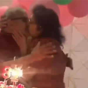 Que no muera la pasión: Abuela sorprende a su esposo con un beso «trancaíto» en su cumpleaños N° 82 (+Video)