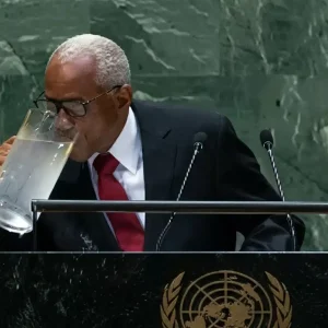 Presidente de Haití se pega de la jarra de agua en la ONU y se chorrea en pleno discurso (+Video)