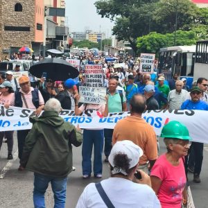 Protesta rompe piquete de la PNB y llega al Ministerio del Trabajo para exigir salarios dignos