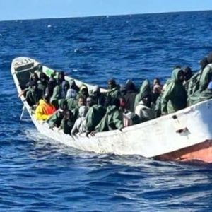 Fallecen más de 80 personas en una embarcación a la deriva al sur de Canarias