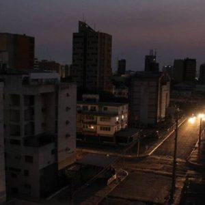 ¡ONCE HORAS SIN LUZ EN TIERRA NEGRA! Sectores exigen restitución del servicio eléctrico tras racionamiento excesivo en Maracaibo