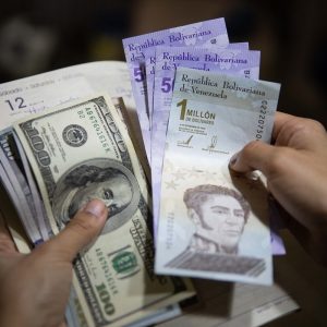 El bolívar dura 48 horas en los bolsillos venezolanos y el dólar se impone como refugio de ahorro, según Datanálisis