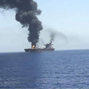 Omán inicia remolque de superpetrolero incendiado en Ormuz