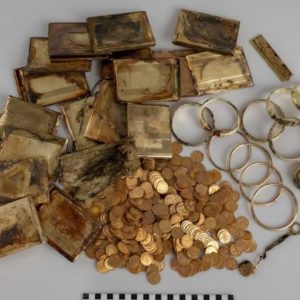 Encontraron una lata oxidada en un bosque de República Checa: contenía casi 600 monedas de oro