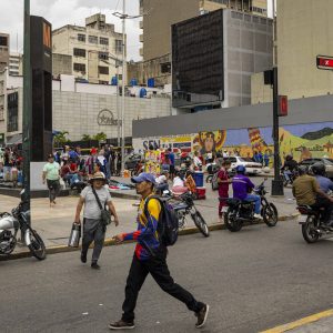 El 81% de los venezolanos quiere cobrar en dólares, pero una condición cambiaría su preferencia