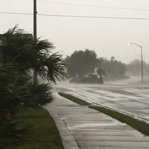 El huracán Isaías se degrada: azota el Golfo de México y deja estragos en Florida