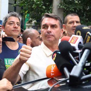 Flávio Bolsonaro huye a EE. UU. tras perder elecciones y orden judicial