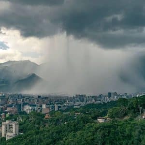 INAMEH prevé lluvias de intensidad variable y descargas eléctricas en ocho estados de Venezuela