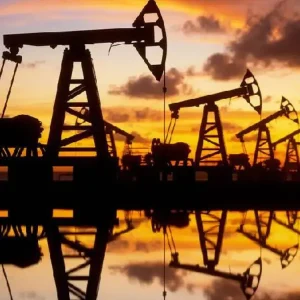 Petróleo supera los US$105 mientras Trump plantea liberar diésel ruso en los mercados globales