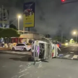 MUNICIPIO MARACAIBO | Se volcó una ambulancia frente a la Plaza para Todos