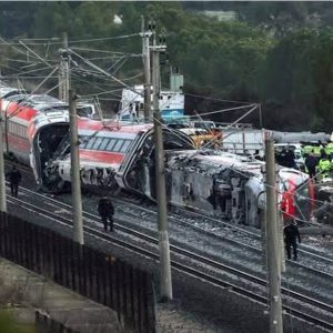 ¡SE INCREMENTA EN 64 CIFRA DE MUERTOS POR TRAGEDIA FERROVIARIA! Chocan dos trenes a alta velocidad en Toledo, España