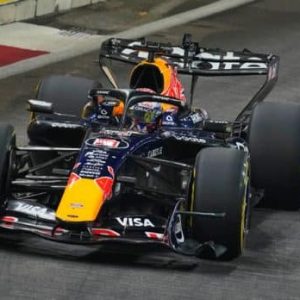 Verstappen obtiene la pole para el sprint de F1 en Singapur y Russell recorta a Antonelli
