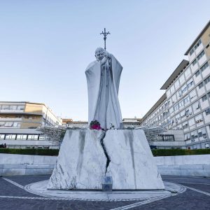 León XIV sale del hospital para regresar al Vaticano tras recibir el alta hospitalaria