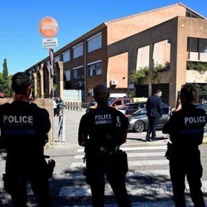 Joven de 14 años hiere con fusil a director y profesora de escuela en Francia