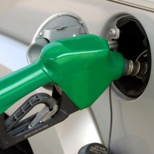El alto precio de la gasolina: Un arma demócrata para disputar distritos clave en EEUU
