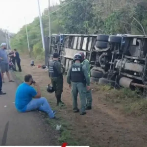 Volcamiento de autobús en Falcón deja al menos 13 lesionados en ruta Maracaibo-Chichiriviche
