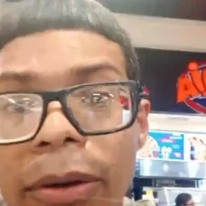 ¡Se pasaron! Despiden a trabajador de reconocida pizzería por su «aspecto» y vestimenta (+Video)